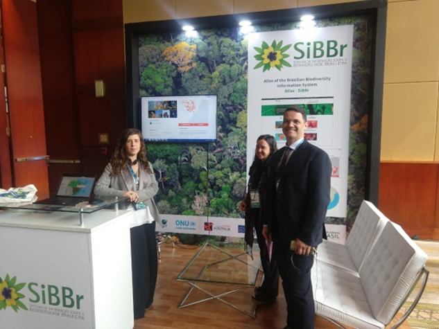 Imagem de três representantes da RNP e do MCTIC no estande do SiBBr no evento Bio Latin America 2019