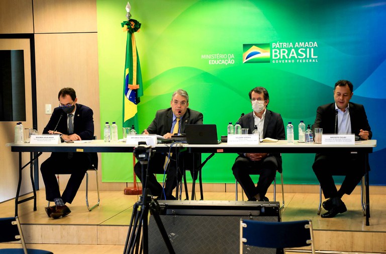Diretor-geral da RNP, Nelson Simões, em mesa com secretários do MEC