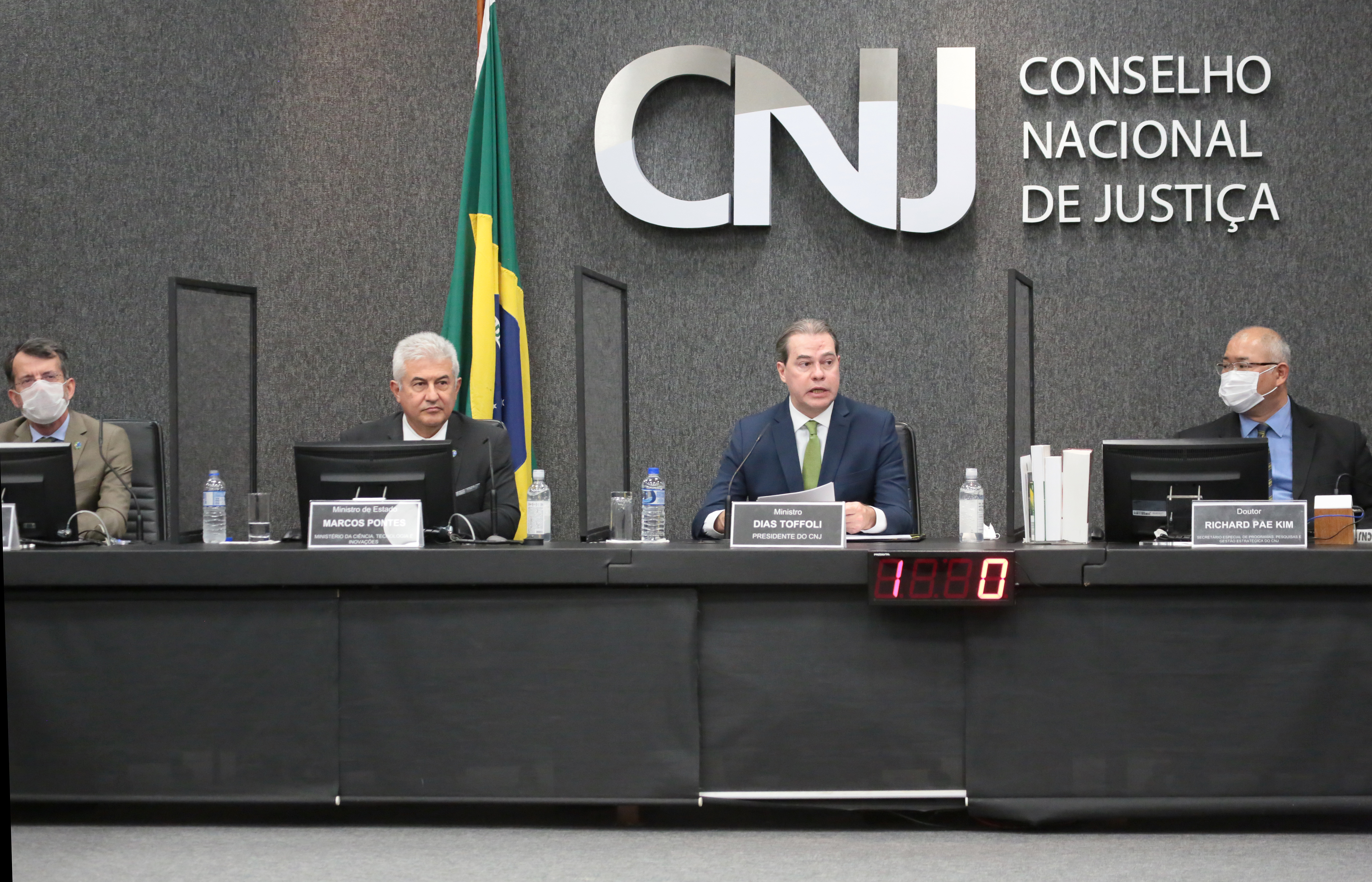 Na mesa, lado a lado, Nelson Simões, Marcos Pontes, Dias Toffoli e Richard Pae Kim