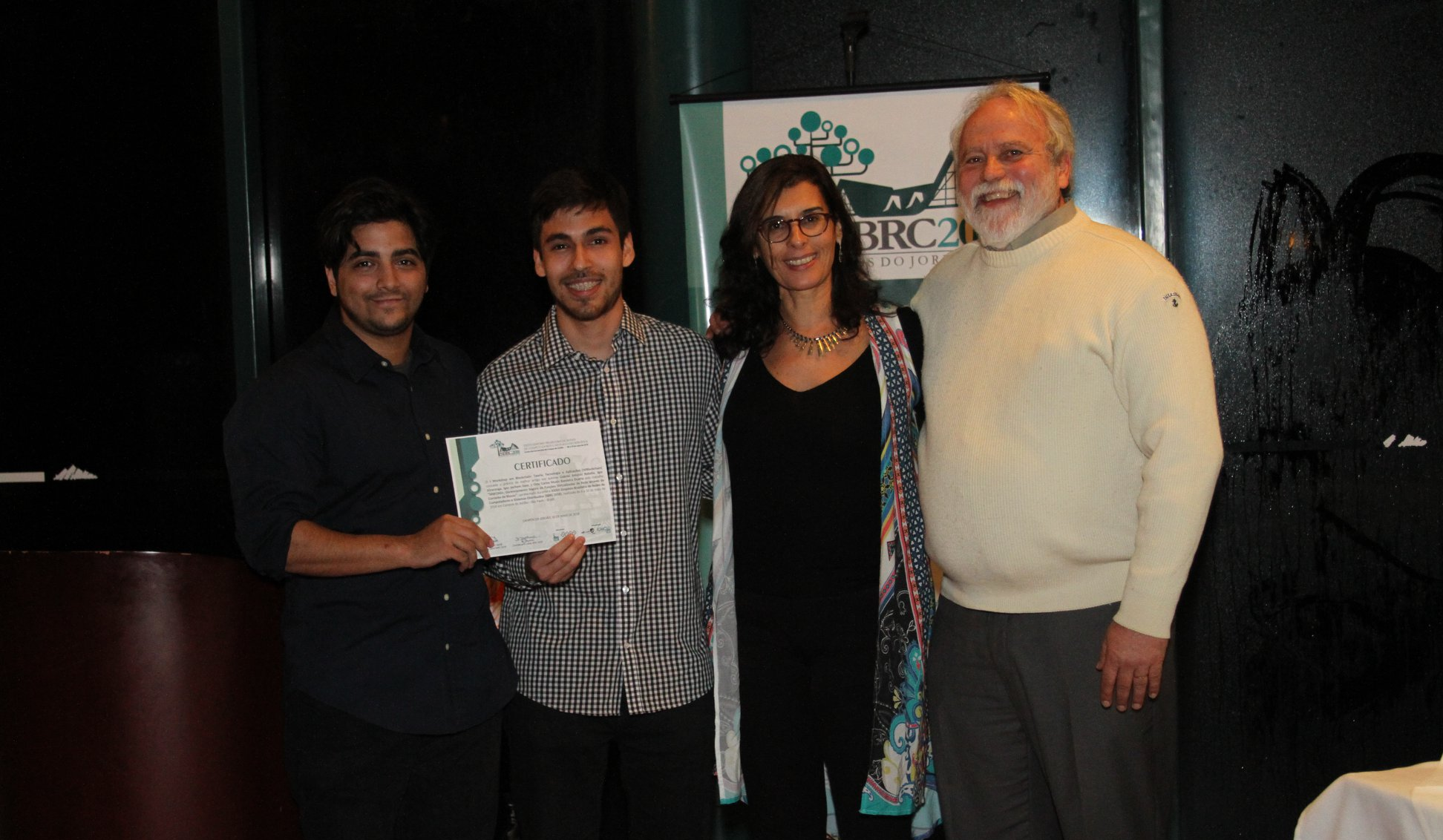 Foto com professor Otto à direita, professora Fabíola Greve e alunos que receberam premiação 