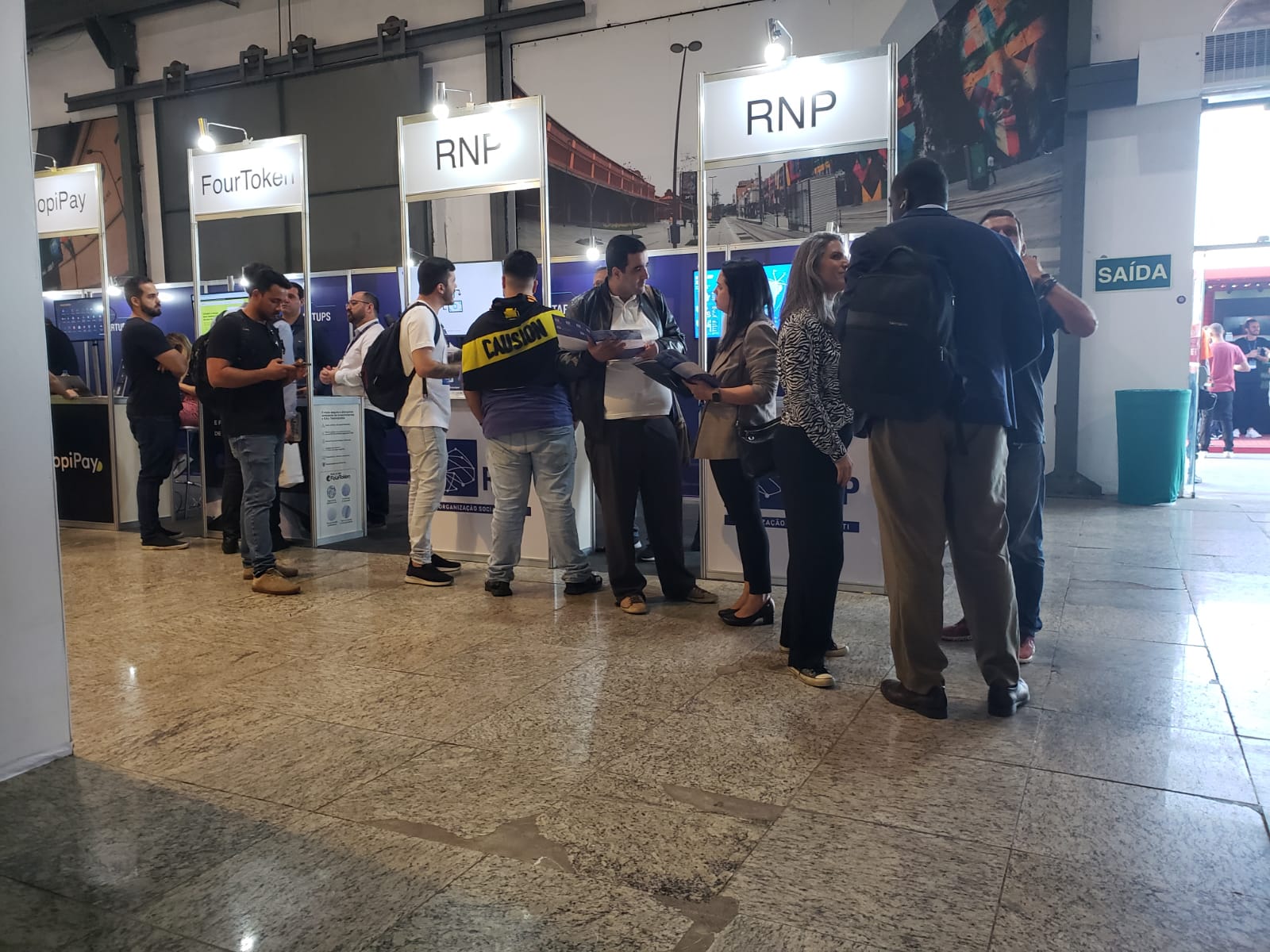 Participantes visitam o estande da RNP no Blockchain Rio Festival 