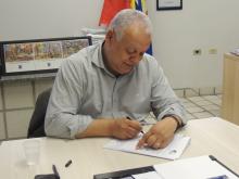 Reitor da UPE, Pedro Falcão, assinando o convênio com a RNP