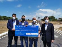 Na foto, aparecem quatro homens, entre eles o ministro do MCTI, Marcos Pontes, e o diretor-geral da RNP, Nelson Simões, segurando um cheque simbólico em tamanho grande de 10 milhões de reais 