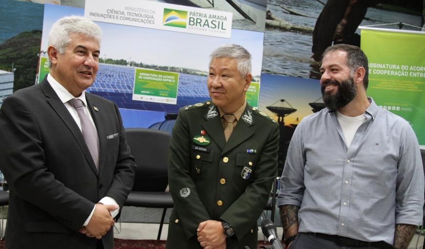 Da esquerda para direita: Ministro e Astronauta Marcos Pontes; Comandante Logístico do HFA, Rui Yutaka Matsuda; Presidente do Instituto Laura Fressatto, Jacson Fressatto.